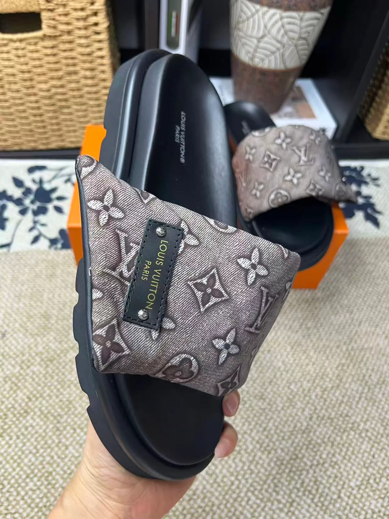 P340 [New Style] [LOUIS VUITTON] Louis Vuitton, LV printing, men's and women's slippers are now on the market, packed in drawer boxes with cloth bags and cards, the upper pattern looks very soft and waxy, and is a super versatile leg slimming tool. Fabric: imported denim/canvas/old fabric, LV hardware LOGO, official website pattern printing, comfortable to wear, feet: high-elastic PU water table. Sole: foam sole, heel height: about 5cm. Code number: 35-46, 35, 45, 46 are custom-made and non-returnable. Color: multiple colors and styles available.